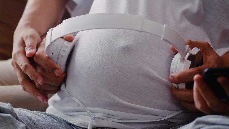 bayi baru lahir, ibu muda, kehamilan sehat, APGAR, posisi gendong M-shape, mata juling bayi, napas cepat bayi, suara untuk janin
